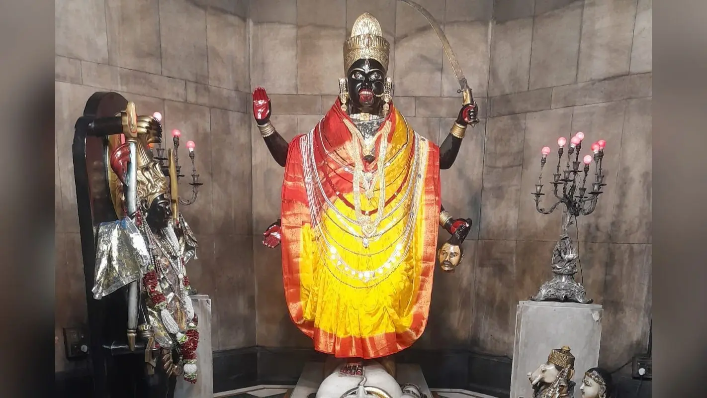 दरभंगा श्यामा मंदिर: वट सावित्री पर उमड़ा आस्था का सैलाब, सुबह 4 बजे भस्म आरती के साथ खुले भगवती के पट